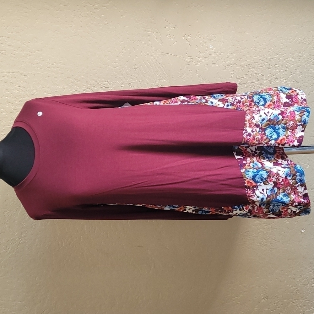 Resort to Style Wine Floral Tunic with POCKETS M